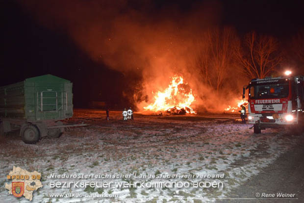 20171202 Feuerwehr stand bei Strohtristenbrand in Weigelsdorf stundenlang im Einsatz Foto:  ASB Rene Weiner FF Weigesldorf