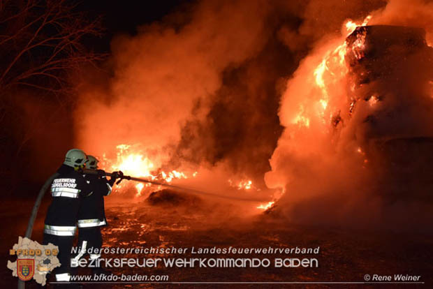 20171202 Feuerwehr stand bei Strohtristenbrand in Weigelsdorf stundenlang im Einsatz  Foto:  ASB Rene Weiner FF Weigesldorf