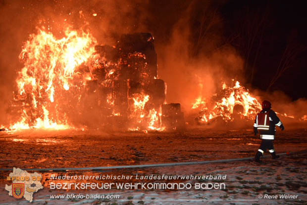 20171202 Feuerwehr stand bei Strohtristenbrand in Weigelsdorf stundenlang im Einsatz Foto:  ASB Rene Weiner FF Weigesldorf