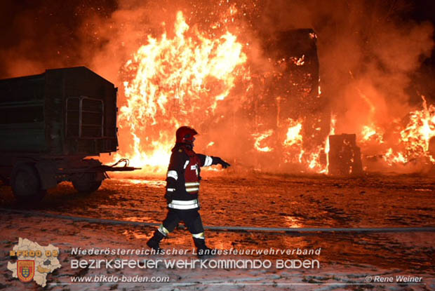 20171202 Feuerwehr stand bei Strohtristenbrand in Weigelsdorf stundenlang im Einsatz Foto:  ASB Rene Weiner FF Weigesldorf