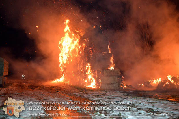 20171202 Feuerwehr stand bei Strohtristenbrand in Weigelsdorf stundenlang im Einsatz Foto:  ASB Rene Weiner FF Weigesldorf