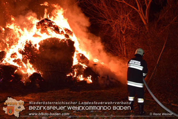 20171202 Feuerwehr stand bei Strohtristenbrand in Weigelsdorf stundenlang im Einsatz  Foto:  ASB Rene Weiner FF Weigesldorf
