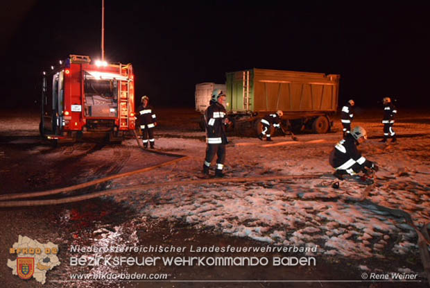 20171202 Feuerwehr stand bei Strohtristenbrand in Weigelsdorf stundenlang im Einsatz Foto:  ASB Rene Weiner FF Weigesldorf