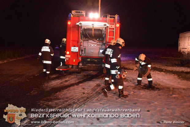 20171202 Feuerwehr stand bei Strohtristenbrand in Weigelsdorf stundenlang im Einsatz Foto:  ASB Rene Weiner FF Weigesldorf