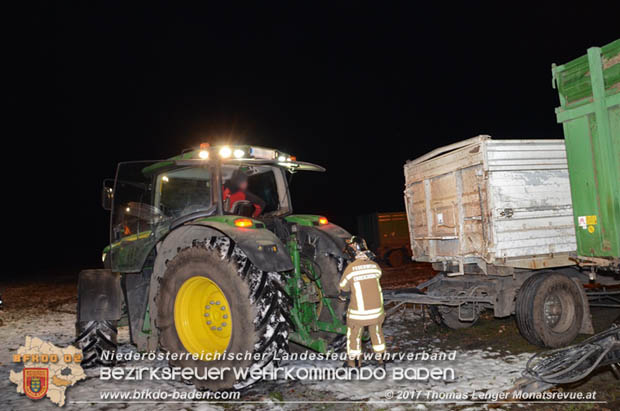 20171202 Feuerwehr stand bei Strohtristenbrand in Weigelsdorf stundenlang im Einsatz Foto:  Thomas Lenger Monatsrevue.at