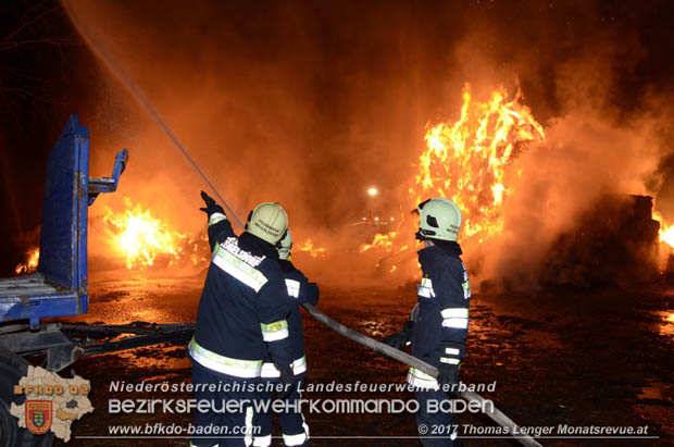 20171202 Feuerwehr stand bei Strohtristenbrand in Weigelsdorf stundenlang im Einsatz Foto:  Thomas Lenger Monatsrevue.at