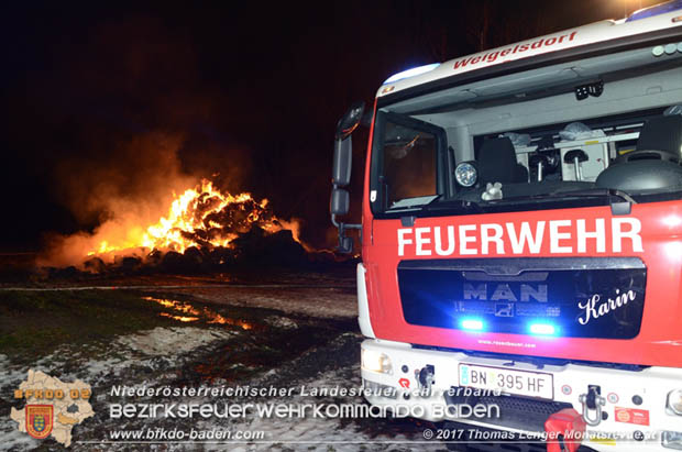 20171202 Feuerwehr stand bei Strohtristenbrand in Weigelsdorf stundenlang im Einsatz Foto:  Thomas Lenger Monatsrevue.at