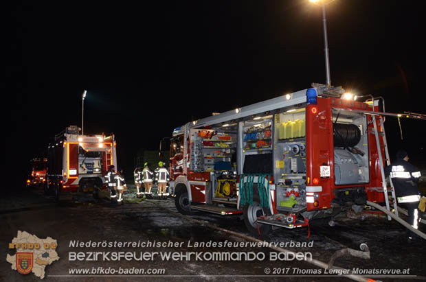 20171202 Feuerwehr stand bei Strohtristenbrand in Weigelsdorf stundenlang im Einsatz Foto:  Thomas Lenger Monatsrevue.at