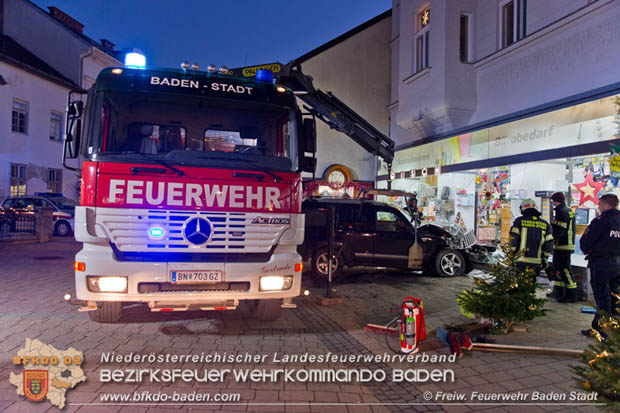 20171213 Gelndewagen krachte in Geschftsauslage in der Badener Fugngerzone  Foto:  Freiwillige Feuerwehr Baden-Stadt / Christoph Maurer