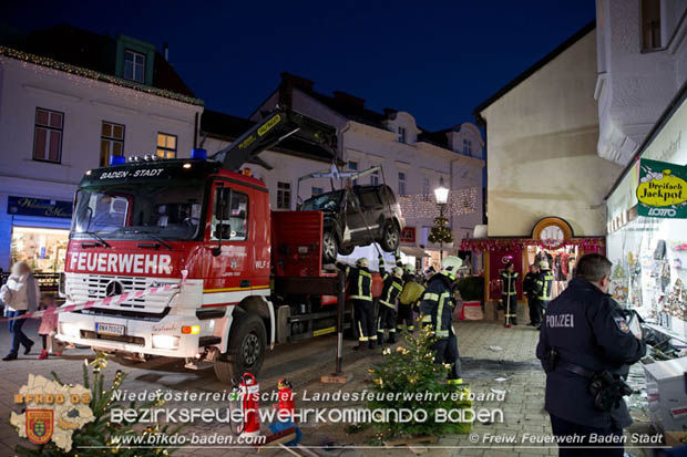 20171213 Gelndewagen krachte in Geschftsauslage in der Badener Fugngerzone  Foto:  Freiwillige Feuerwehr Baden-Stadt / Stefan Schneider
