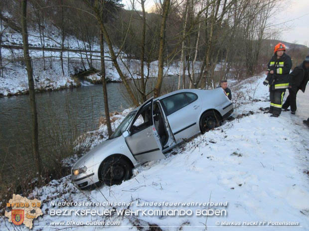 20180117 Fahrzeug rutscht auf Glatteis ber Uferbschung Foto:  Markus Hackl FF Pottenstein
