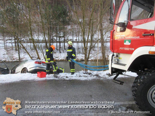 20180117 Fahrzeug rutscht auf Glatteis ber Uferbschung Foto:  Markus Hackl FF Pottenstein
