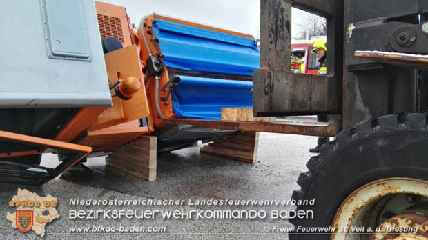 20180121 Bergung eines umgestrzten Rumfahrzeuges  Foto: FF St.Veit / Armin Rumpler u. Christoph Bartl