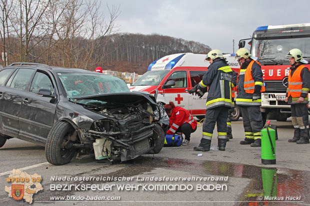 20180213 Schwerer Unfall - Pkw prallt auf der LB18 bei Pottenstein gegen Baum  Foto:  ASB A Markus Hackl FF Pottenstein