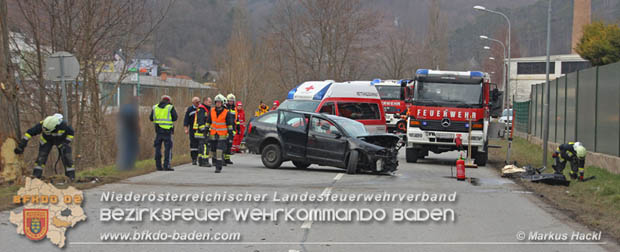 20180213 Schwerer Unfall - Pkw prallt auf der LB18 bei Pottenstein gegen Baum  Foto:  ASB A Markus Hackl FF Pottenstein