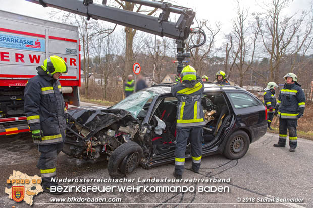 20180213 Schwerer Unfall - Pkw prallt auf der LB18 bei Pottenstein gegen Baum  Foto:  Stefan Schneider BFK BADEN