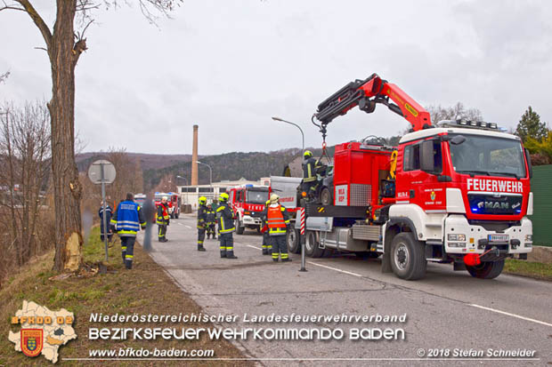 20180213 Schwerer Unfall - Pkw prallt auf der LB18 bei Pottenstein gegen Baum  Foto:  Stefan Schneider BFK BADEN