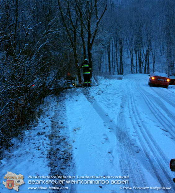 20180220 Pkw kommt bei winterlicher Straenverhltnisse bei Preinsfeld von Fahrbahn ab  Foto: Freiwillige Feuerwehr Heiligenkreuz