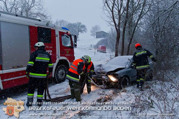 20180220 Pkw kommt bei winterlicher Straenverhltnisse bei Preinsfeld von Fahrbahn ab  Foto: Freiwillige Feuerwehr Heiligenkreuz
