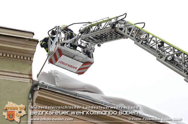 20180222 Gefährliche Dachlawine in der Fußgängerzone Baden Foto: Freiwillige Feuerwehr Baden-Stadt / Markus Prendinger 20180222 Gefährliche Dachlawine in der Fußgängerzone Baden Foto: Freiwillige Feuerwehr Baden-Stadt / Markus Prendinger