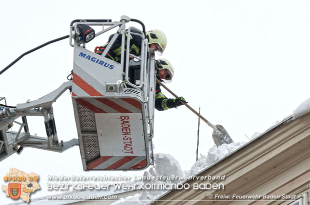 20180222 Gefhrliche Dachlawine in der Fugngerzone Baden  Foto: Freiwillige Feuerwehr Baden-Stadt / Markus Prendinger