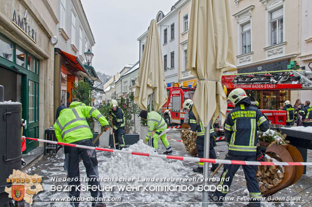 20180222 Gefhrliche Dachlawine in der Fugngerzone Baden  Foto: Freiwillige Feuerwehr Baden-Stadt / Markus Prendinger