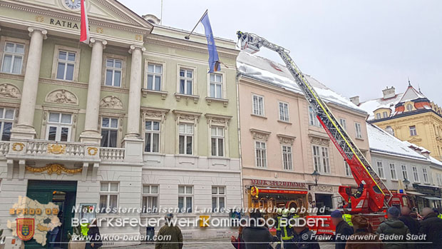 20180222 Gefhrliche Dachlawine in der Fugngerzone Baden  Foto: Freiwillige Feuerwehr Baden-Stadt / Stefan Schneider