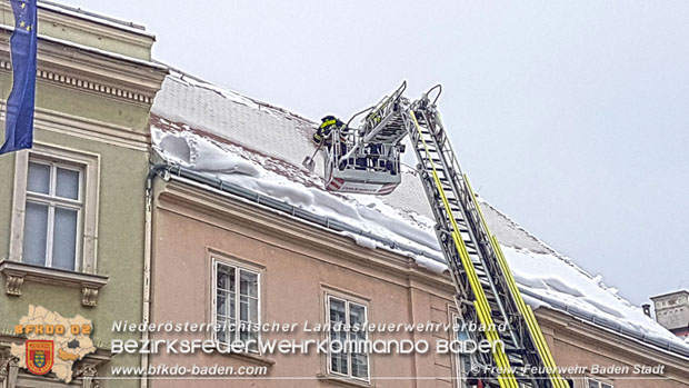 20180222 Gefhrliche Dachlawine in der Fugngerzone Baden  Foto: Freiwillige Feuerwehr Baden-Stadt / Stefan Schneider