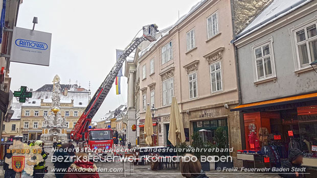 20180222 Gefhrliche Dachlawine in der Fugngerzone Baden  Foto: Freiwillige Feuerwehr Baden-Stadt / Stefan Schneider