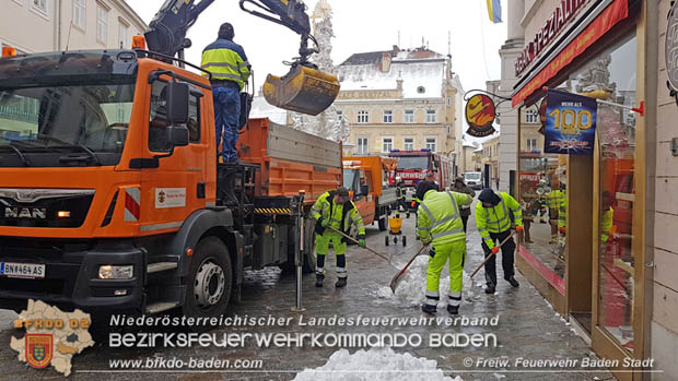 20180222 Gefhrliche Dachlawine in der Fugngerzone Baden  Foto: Freiwillige Feuerwehr Baden-Stadt / Stefan Schneider