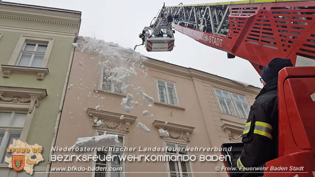 20180222 Gefährliche Dachlawine in der Fußgängerzone Baden Foto: Freiwillige Feuerwehr Baden-Stadt / Stefan Schneider 20180222 Gefährliche Dachlawine in der Fußgängerzone Baden Foto: Freiwillige Feuerwehr Baden-Stadt / Stefan Schneider