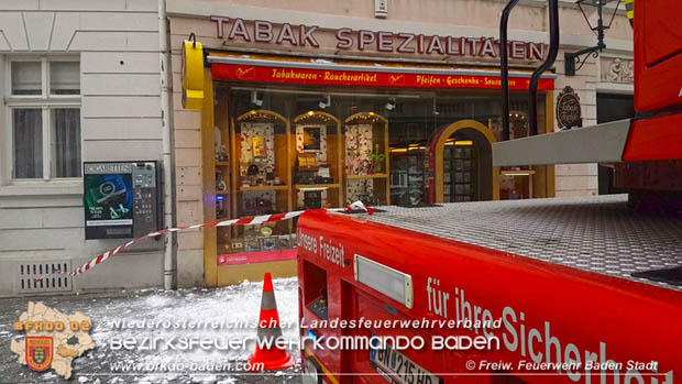 20180222 Gefhrliche Dachlawine in der Fugngerzone Baden  Foto: Freiwillige Feuerwehr Baden-Stadt / Stefan Schneider