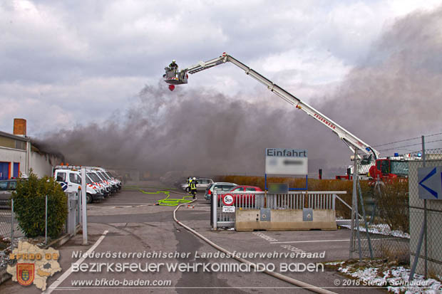 20180320 Brand in einer Lagerhalle Gewerbepark Wienersdorf  Foto:  Stefan Schneider BFK BADEN 