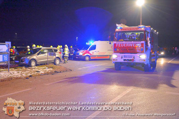 20180320 Verkehrsunfall auf der LB16 zwischen Wampersdorf und Weigelsdorf  Foto:  Freiwillige Feuerwehr Wampersdorf