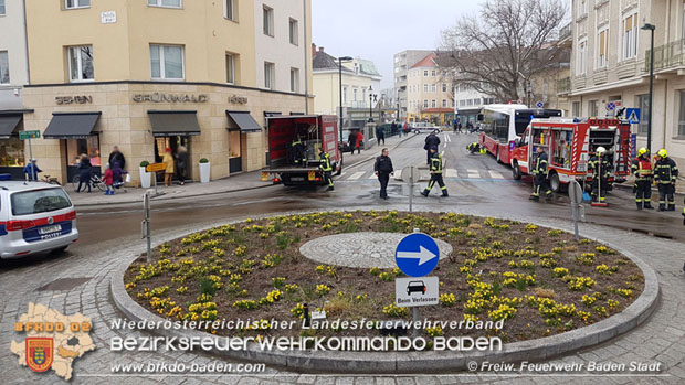 20180327 Binden von größeren Mengen an ausgetretenen Betriebsmittel nach einem Defekt an einem Linienbus im Stadtzentrum Baden Foto: © Freiwillige Feuerwehr Baden-Stadt / Stefan Schneider 20180327 Binden von größeren Mengen an ausgetretenen Betriebsmittel nach einem Defekt an einem Linienbus im Stadtzentrum Baden Foto: © Freiwillige Feuerwehr Baden-Stadt / Stefan Schneider