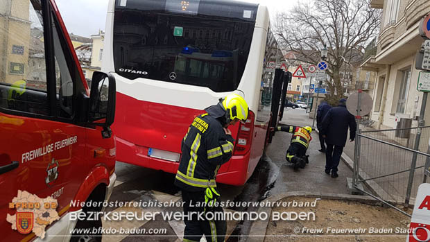 20180327 Binden von größeren Mengen an ausgetretenen Betriebsmittel nach einem Defekt an einem Linienbus im Stadtzentrum Baden Foto: © Freiwillige Feuerwehr Baden-Stadt / Stefan Schneider 20180327 Binden von größeren Mengen an ausgetretenen Betriebsmittel nach einem Defekt an einem Linienbus im Stadtzentrum Baden Foto: © Freiwillige Feuerwehr Baden-Stadt / Stefan Schneider