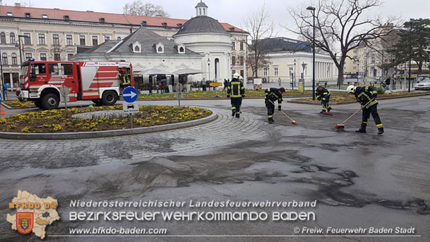 20180327 Binden von größeren Mengen an ausgetretenen Betriebsmittel nach einem Defekt an einem Linienbus im Stadtzentrum Baden Foto: © Freiwillige Feuerwehr Baden-Stadt / Stefan Schneider 20180327 Binden von größeren Mengen an ausgetretenen Betriebsmittel nach einem Defekt an einem Linienbus im Stadtzentrum Baden Foto: © Freiwillige Feuerwehr Baden-Stadt / Stefan Schneider