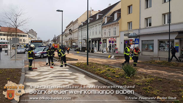 20180327 Binden von größeren Mengen an ausgetretenen Betriebsmittel nach einem Defekt an einem Linienbus im Stadtzentrum Baden Foto: © Freiwillige Feuerwehr Baden-Stadt / Stefan Schneider 20180327 Binden von größeren Mengen an ausgetretenen Betriebsmittel nach einem Defekt an einem Linienbus im Stadtzentrum Baden Foto: © Freiwillige Feuerwehr Baden-Stadt / Stefan Schneider