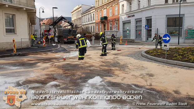 20180327 Binden von größeren Mengen an ausgetretenen Betriebsmittel nach einem Defekt an einem Linienbus im Stadtzentrum Baden Foto: © Freiwillige Feuerwehr Baden-Stadt / Stefan Schneider 20180327 Binden von größeren Mengen an ausgetretenen Betriebsmittel nach einem Defekt an einem Linienbus im Stadtzentrum Baden Foto: © Freiwillige Feuerwehr Baden-Stadt / Stefan Schneider