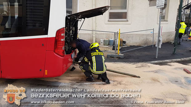 20180327 Binden von größeren Mengen an ausgetretenen Betriebsmittel nach einem Defekt an einem Linienbus im Stadtzentrum Baden Foto: © Freiwillige Feuerwehr Baden-Stadt / Stefan Schneider 20180327 Binden von größeren Mengen an ausgetretenen Betriebsmittel nach einem Defekt an einem Linienbus im Stadtzentrum Baden Foto: © Freiwillige Feuerwehr Baden-Stadt / Stefan Schneider