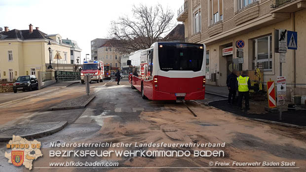 20180327 Binden von größeren Mengen an ausgetretenen Betriebsmittel nach einem Defekt an einem Linienbus im Stadtzentrum Baden Foto: © Freiwillige Feuerwehr Baden-Stadt / Stefan Schneider 20180327 Binden von größeren Mengen an ausgetretenen Betriebsmittel nach einem Defekt an einem Linienbus im Stadtzentrum Baden Foto: © Freiwillige Feuerwehr Baden-Stadt / Stefan Schneider