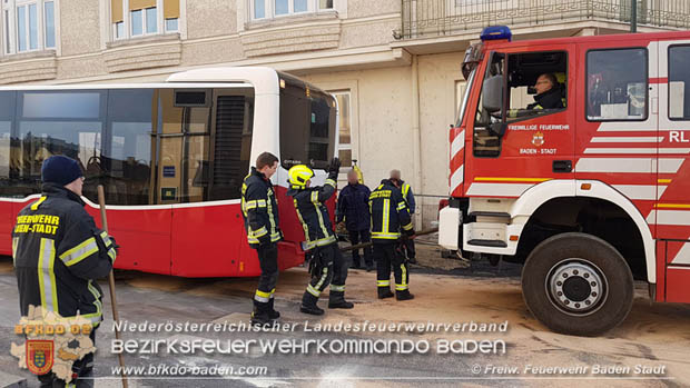 20180327 Binden von größeren Mengen an ausgetretenen Betriebsmittel nach einem Defekt an einem Linienbus im Stadtzentrum Baden Foto: © Freiwillige Feuerwehr Baden-Stadt / Stefan Schneider 20180327 Binden von größeren Mengen an ausgetretenen Betriebsmittel nach einem Defekt an einem Linienbus im Stadtzentrum Baden Foto: © Freiwillige Feuerwehr Baden-Stadt / Stefan Schneider