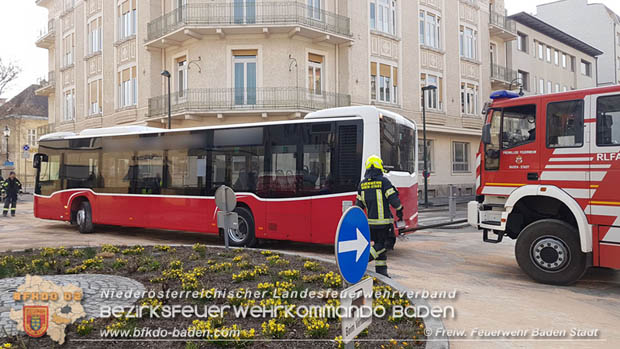 20180327 Binden von größeren Mengen an ausgetretenen Betriebsmittel nach einem Defekt an einem Linienbus im Stadtzentrum Baden Foto: © Freiwillige Feuerwehr Baden-Stadt / Stefan Schneider 20180327 Binden von größeren Mengen an ausgetretenen Betriebsmittel nach einem Defekt an einem Linienbus im Stadtzentrum Baden Foto: © Freiwillige Feuerwehr Baden-Stadt / Stefan Schneider