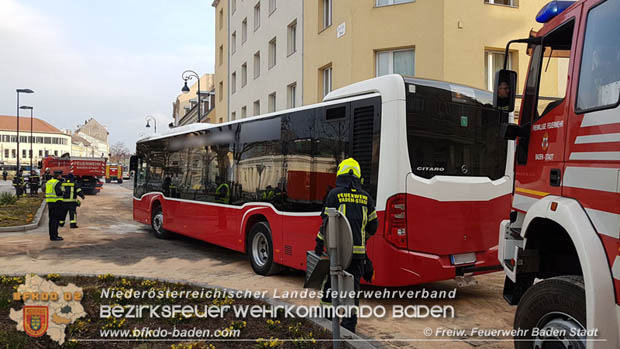 20180327 Binden von größeren Mengen an ausgetretenen Betriebsmittel nach einem Defekt an einem Linienbus im Stadtzentrum Baden Foto: © Freiwillige Feuerwehr Baden-Stadt / Stefan Schneider 20180327 Binden von größeren Mengen an ausgetretenen Betriebsmittel nach einem Defekt an einem Linienbus im Stadtzentrum Baden Foto: © Freiwillige Feuerwehr Baden-Stadt / Stefan Schneider