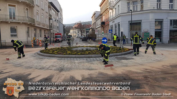 20180327 Binden von größeren Mengen an ausgetretenen Betriebsmittel nach einem Defekt an einem Linienbus im Stadtzentrum Baden Foto: © Freiwillige Feuerwehr Baden-Stadt / Stefan Schneider 20180327 Binden von größeren Mengen an ausgetretenen Betriebsmittel nach einem Defekt an einem Linienbus im Stadtzentrum Baden Foto: © Freiwillige Feuerwehr Baden-Stadt / Stefan Schneider