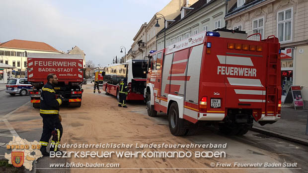 20180327 Binden von größeren Mengen an ausgetretenen Betriebsmittel nach einem Defekt an einem Linienbus im Stadtzentrum Baden Foto: © Freiwillige Feuerwehr Baden-Stadt / Stefan Schneider 20180327 Binden von größeren Mengen an ausgetretenen Betriebsmittel nach einem Defekt an einem Linienbus im Stadtzentrum Baden Foto: © Freiwillige Feuerwehr Baden-Stadt / Stefan Schneider