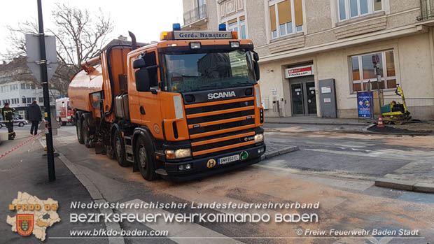 20180327 Binden von größeren Mengen an ausgetretenen Betriebsmittel nach einem Defekt an einem Linienbus im Stadtzentrum Baden Foto: © Freiwillige Feuerwehr Baden-Stadt / Stefan Schneider 20180327 Binden von größeren Mengen an ausgetretenen Betriebsmittel nach einem Defekt an einem Linienbus im Stadtzentrum Baden Foto: © Freiwillige Feuerwehr Baden-Stadt / Stefan Schneider