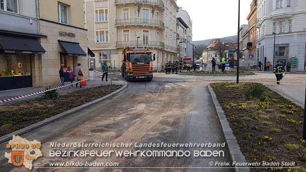 20180327 Binden von größeren Mengen an ausgetretenen Betriebsmittel nach einem Defekt an einem Linienbus im Stadtzentrum Baden Foto: © Freiwillige Feuerwehr Baden-Stadt / Stefan Schneider 20180327 Binden von größeren Mengen an ausgetretenen Betriebsmittel nach einem Defekt an einem Linienbus im Stadtzentrum Baden Foto: © Freiwillige Feuerwehr Baden-Stadt / Stefan Schneider