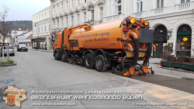 20180327 Binden von größeren Mengen an ausgetretenen Betriebsmittel nach einem Defekt an einem Linienbus im Stadtzentrum Baden Foto: © Freiwillige Feuerwehr Baden-Stadt / Stefan Schneider 20180327 Binden von größeren Mengen an ausgetretenen Betriebsmittel nach einem Defekt an einem Linienbus im Stadtzentrum Baden Foto: © Freiwillige Feuerwehr Baden-Stadt / Stefan Schneider