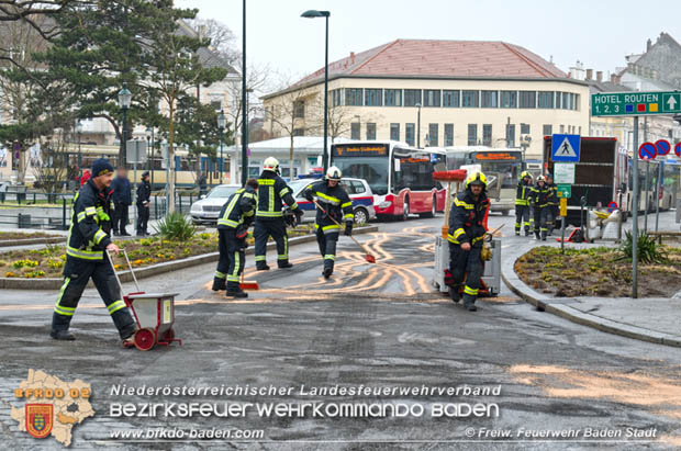 20180327 Binden von größeren Mengen an ausgetretenen Betriebsmittel nach einem Defekt an einem Linienbus im Stadtzentrum Baden Foto: © Freiwillige Feuerwehr Baden-Stadt / Stefan Schneider 20180327 Binden von größeren Mengen an ausgetretenen Betriebsmittel nach einem Defekt an einem Linienbus im Stadtzentrum Baden Foto: © Freiwillige Feuerwehr Baden-Stadt / Stefan Schneider